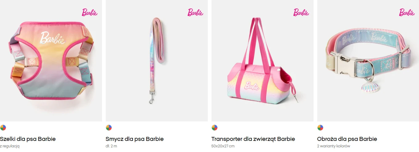 Cztery akcesoria dla psa w pastelowych kolorach: szelki z napisem Barbie, smycz, transporter oraz obroża ozdobiona zawieszką.