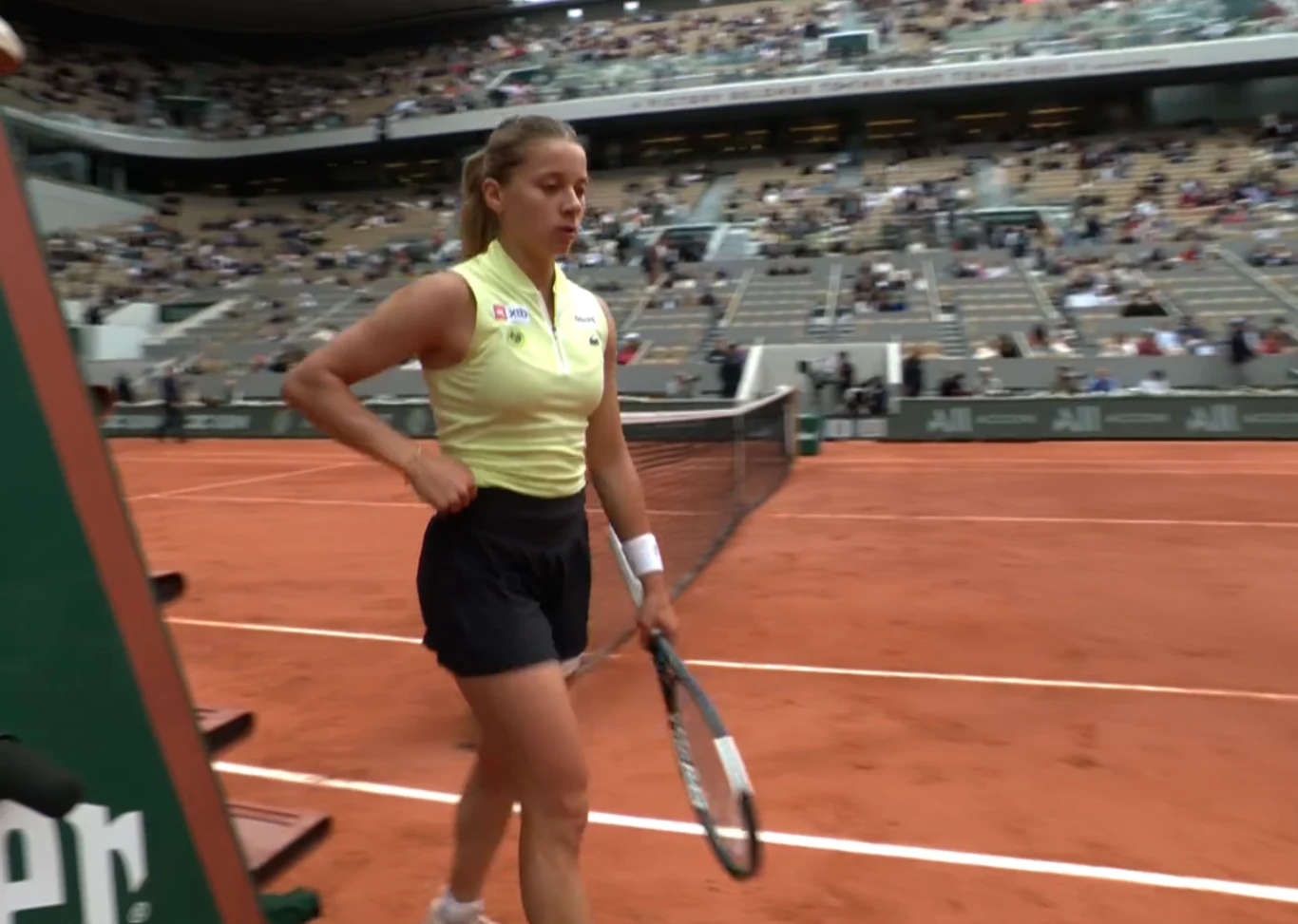 Maja Chwalińska podczas ćwierćfinału Rolanda Garrosa Maja Chwalińska podczas ćwierćfinału Rolanda Garrosa opuszcza ziemny kort, w tle widoczne trybuny z publicznością.