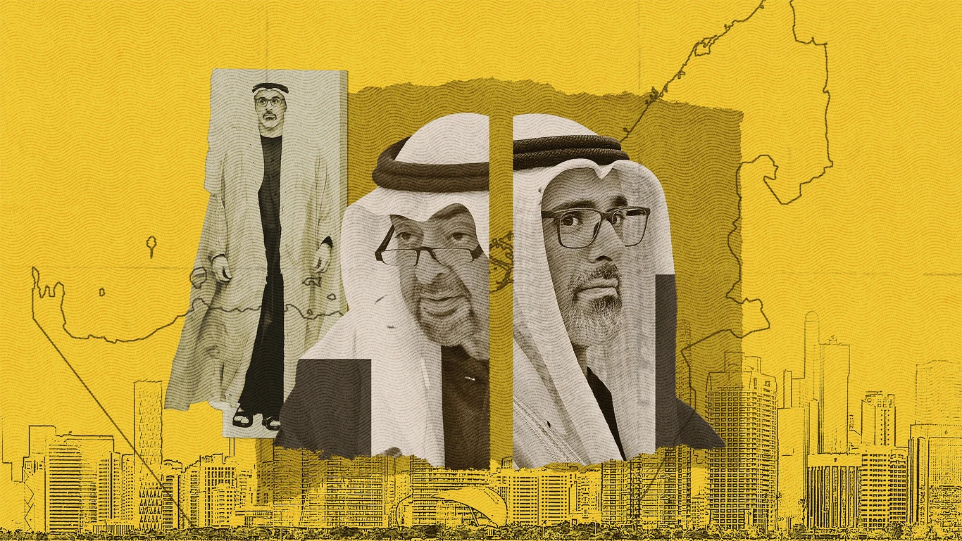 Szejk Chalid wkracza na światową arenę (w środku jego ojciec, prezydent Zjednoczonych Emiratów Arabskich, nazywany w skrócie MBZ). Grafika: Aleksandra Włodarczyk Trzy portrety szejków w tradycyjnych strojach na tle żółtej mapy i zarysu miasta, grafika Aleksandry Włodarczyk.