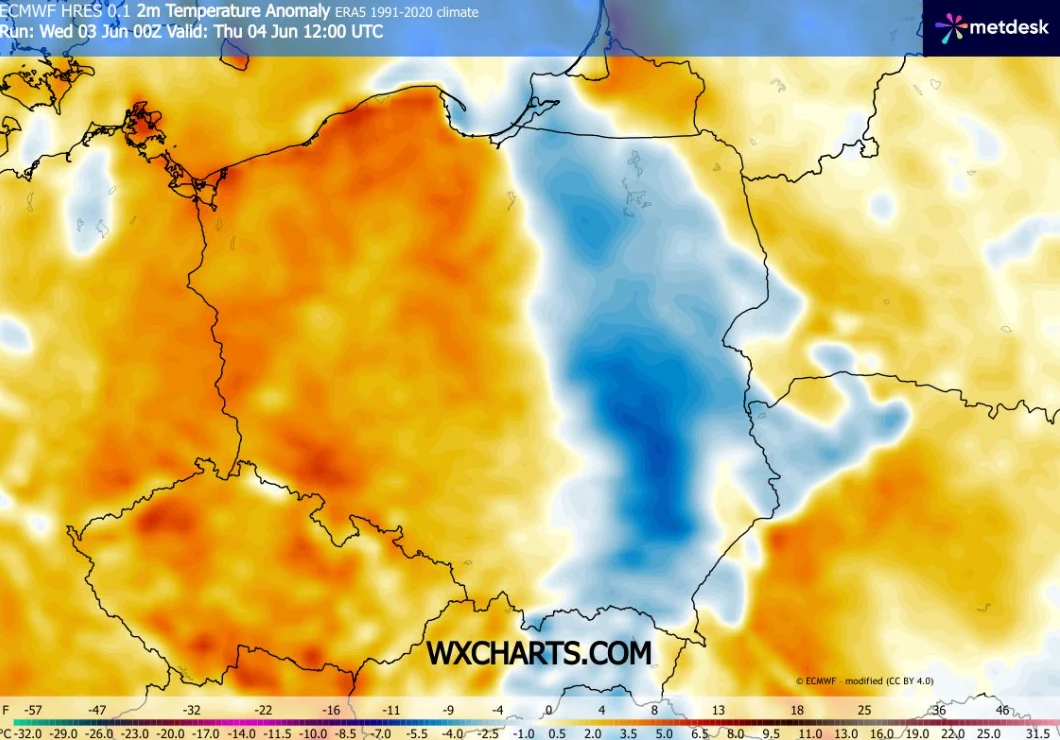 Mapa Polski z zaznaczonymi anomaliami temperatury – środkowa oraz wschodnia część kraju wyróżniają się dużym obszarem przyjętych odcieni niebieskiego, co wskazuje na znaczne obniżenie temperatury w porównaniu do średniej; zachodnia i północno-zachodnia...