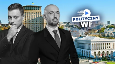 Dwóch mężczyzn w garniturach na tle panoramy miasta z charakterystycznym budynkiem oraz logotypem 'POLITYCZNY WF' po prawej stronie.