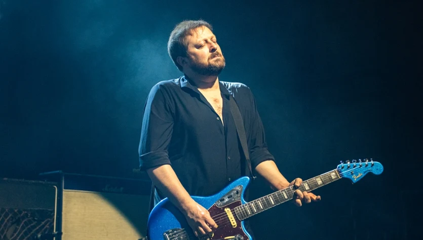 Richard Oakes (Suede): "Nasza muzyka potrafi nas zaskakiwać podobnie, jak zaskakuje odbiorców" [WYWIAD]