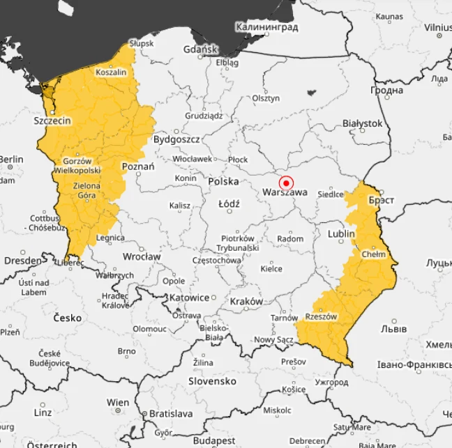 Mapa Polski z wyróżnionymi na żółto trzema dużymi obszarami: zachodniopomorskim i lubuskim na zachodzie, zachodnią częścią pomorskiego na północy oraz pasem województw podlaskiego i lubelskiego na wschodzie; na środku mapy podkreślono Warszawę czerwony...