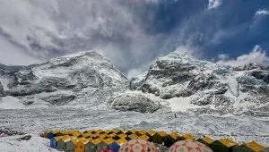 Alpiniści rozbijają namioty w obozie przed wyprawą na Mount Everest w Nepalu