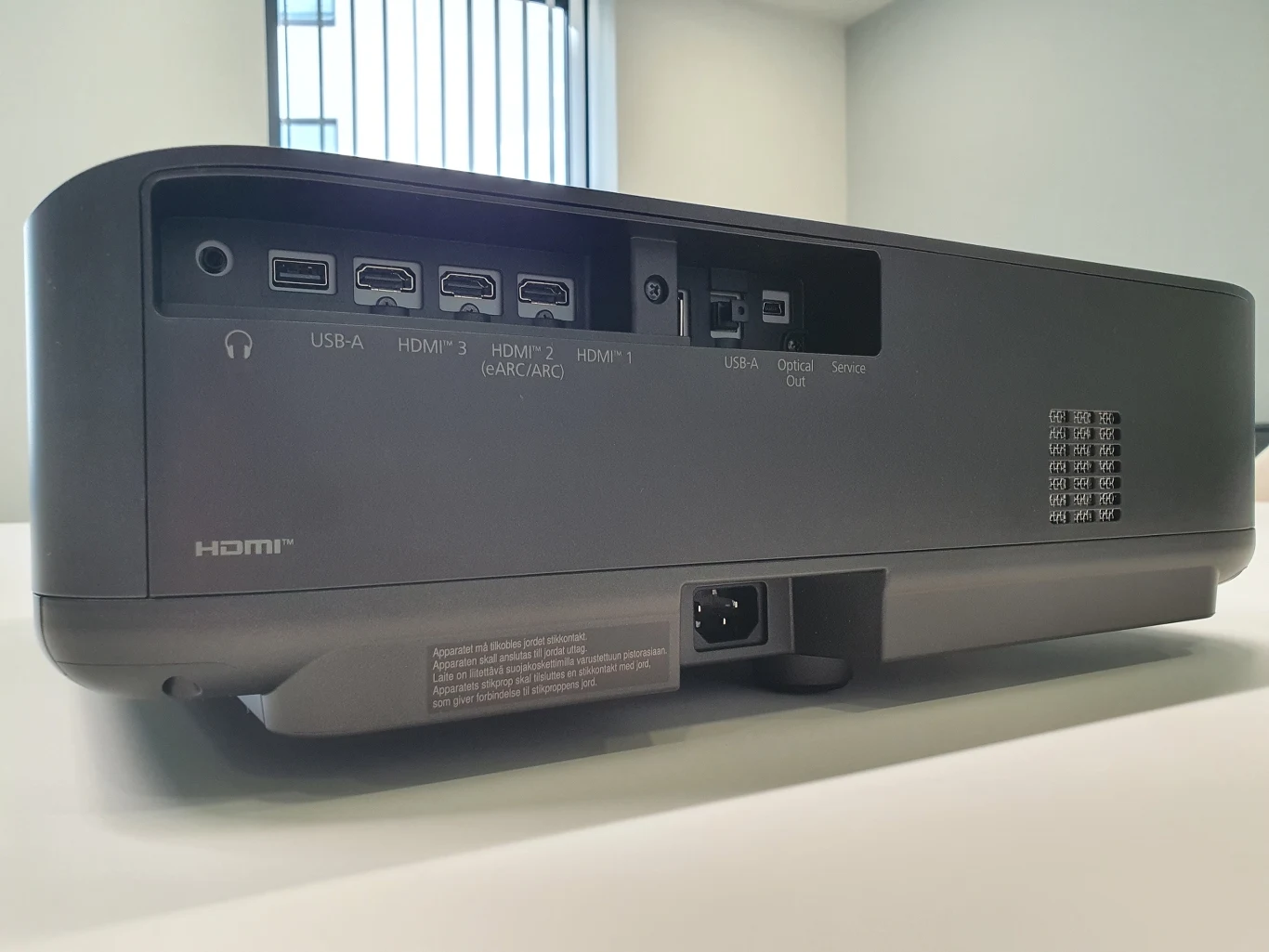 Lifestudio Grand EH-LS670 Panel złącz multimedialnych projektora, w tym cztery porty HDMI, dwa porty USB-A oraz wejście zasilania.