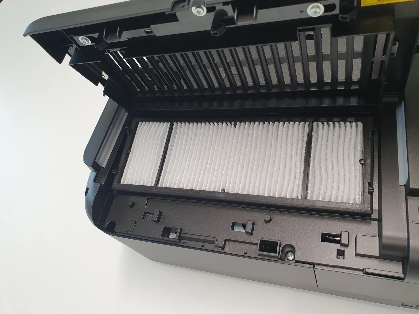 Lifestudio Grand EH-LS670 Otwarta komora z widocznym białym filtrem umieszczonym wewnątrz urządzenia elektronicznego.