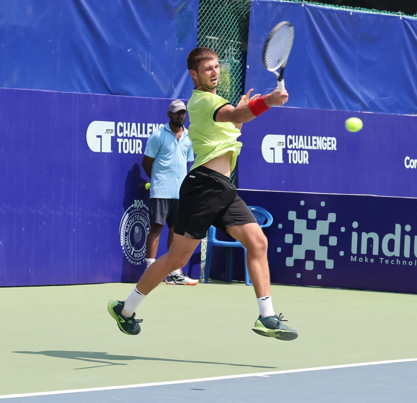 Ołeksandr Owczarenko Zawodowy tenisista w czasie dynamicznego uderzenia forhendem na korcie podczas meczu turnieju ATP Challenger Tour.
