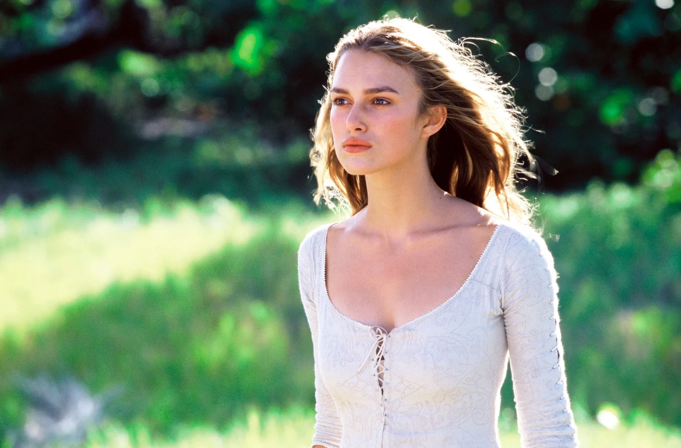 Keira Knightley w filmie "Piraci z Karaibów: Klątwa Czarnej Perły" Keira Knightley jako Elizabeth Swann w białej bluzce spaceruje w filmie "Piraci z Karaibów: Klątwa Czarnej Perły".