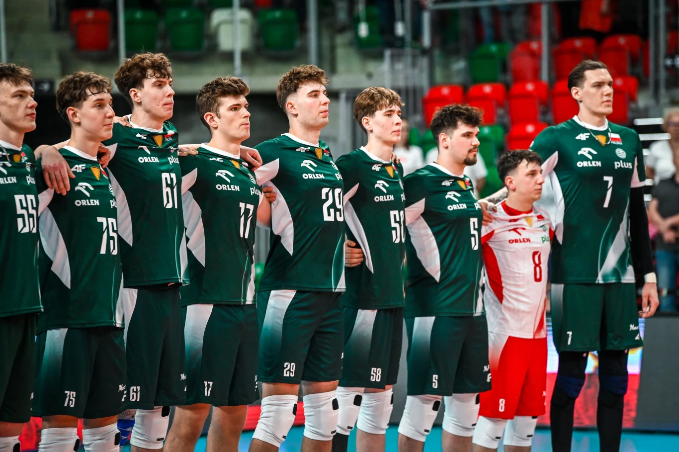 W kadrze zadebiutowało w tym roku 13 siatkarzy. Bartosz Zych (czwarty od prawej) wykorzystał szansę Grupa siatkarzy w zielonych strojach, ustawionych ramionami objętych na parkiecie podczas oficjalnej prezentacji przed meczem, wśród nich dwóch zawodników w biało-czerwonych koszulkach libero.