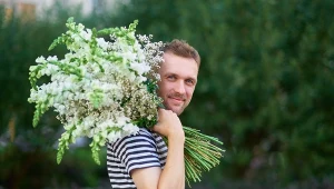 Kwiatowe imię dla mężczyzny? Stoi za nim niezwykle romantyczna historia