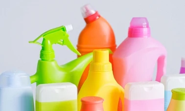 Kolorowe butelki chemii gospodarczej — proszki i płyny do sprzątania z promocji w Dino