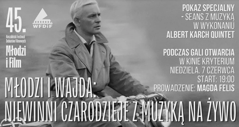 Czarno-biała fotografia przedstawiająca elegancko ubranego mężczyznę siedzącego na motorze, otoczona graficznymi informacjami o specjalnym pokazie filmowym z muzyką na żywo podczas festiwalu Młodzi i Film.