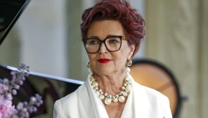 Kwaśniewska wybrała zwiewną sukienkę. To świetna inspiracja dla kobiet 50+