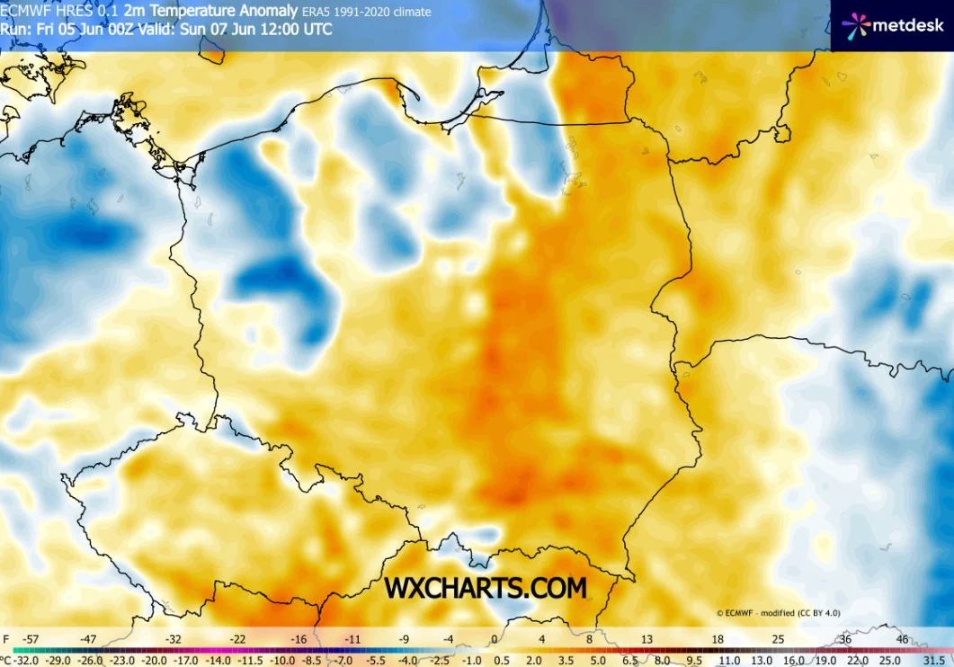 Mapa anomalii temperatury w Polsce i okolicznych krajach pokazuje rozległy obszar cieplejszy od normy obejmujący centralną i wschodnią część Polski, z dominującymi odcieniami pomarańczowymi oraz niewielkimi obszarami chłodniejszymi w zachodniej części ...