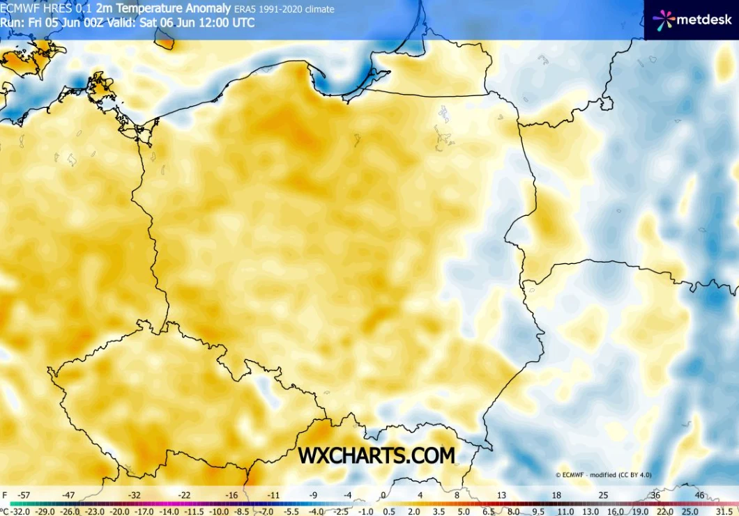 Mapa Polski z naniesionymi anomaliami temperatury, prezentująca przeważnie wyższe wartości od średniej w większości regionów kraju, z wyraźnym gradientem temperatury oraz skalą kolorów na dole obrazka.