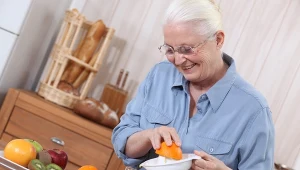 Seniorzy pokochali ten owoc. W czerwcu kosztuje grosze