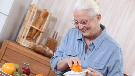 Seniorzy pokochali ten owoc. W czerwcu kosztuje grosze