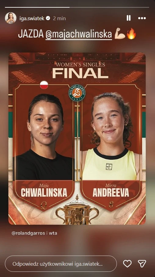 Portrety Mai Chwalińskiej i Mirry Andriejewej umieszczone na tle grafiki turniejowej Roland Garros, z napisem 'Women's Singles Final' oraz pucharem na dole obrazka.