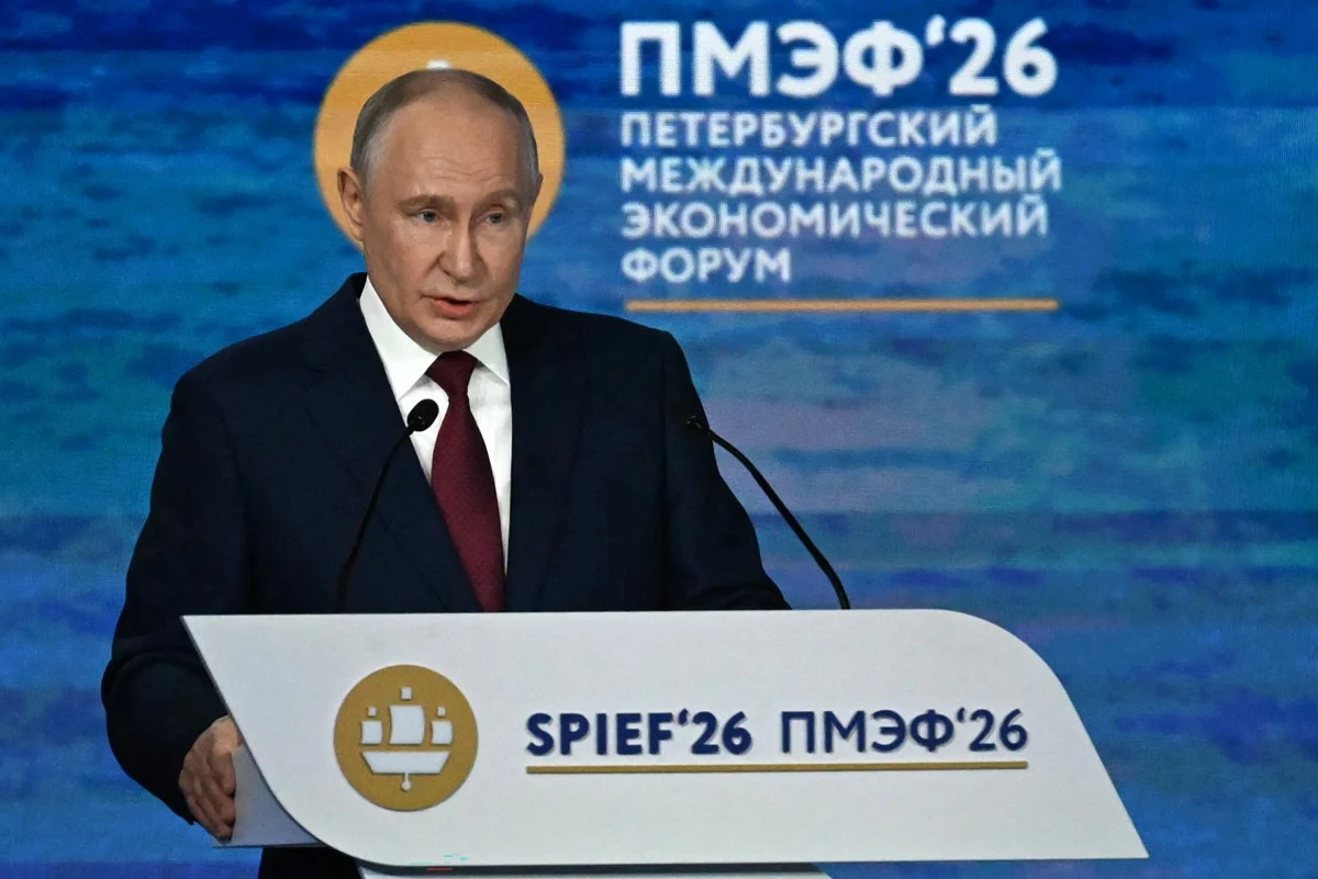 Prezydent Rosji Władimir Putin przemawia przy mównicy SPIEF’26 podczas forum ekonomicznego w Petersburgu.
