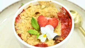 Crumble z truskawkami i rabarbarem, czyli owoce pod kruszonką z budyniem Karoliny Stolarskiej-Bigos
