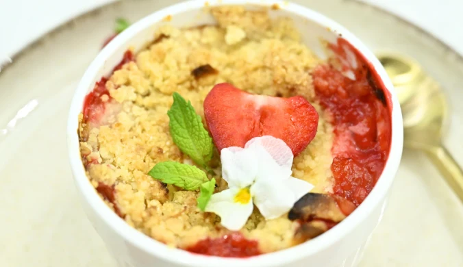 Crumble z truskawkami i rabarbarem, czyli owoce pod kruszonką z budyniem Karoliny Stolarskiej-Bigos