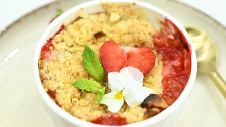 Crumble z truskawkami i rabarbarem, czyli owoce pod kruszonką z budyniem Karoliny Stolarskiej-Bigos