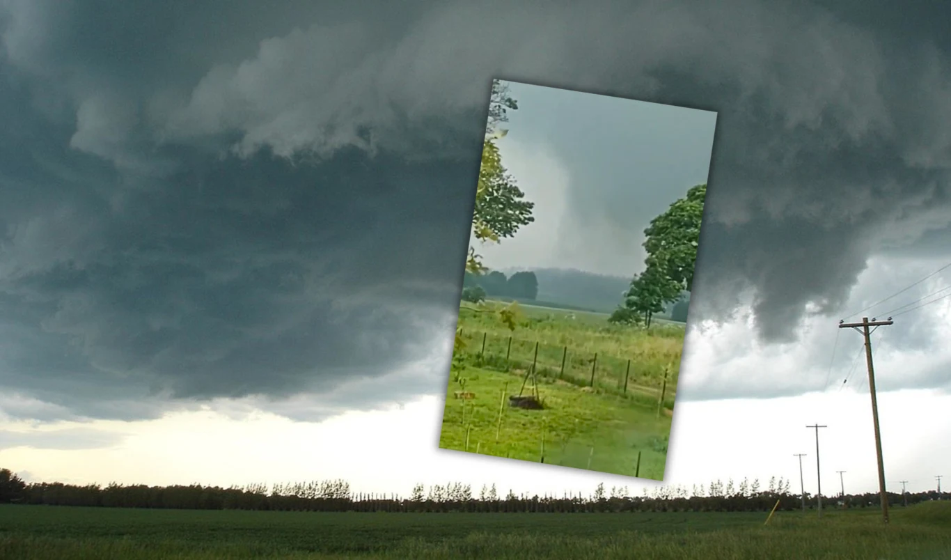 W woj. warmińsko-mazurskim zostało zarejestrowane tornado. To już kolejny przypadek w ostatnich dniach w Polsce. Lej tornada nad zieloną łąką w woj. warmińsko-mazurskim, otoczoną drzewami, płotem i słupami energetycznymi.