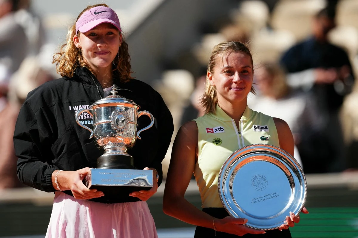 Mirra Andriejewa pokonała Maję Chwalińską w finale Roland Garros Dwie tenisistki stoją obok siebie, trzymając w rękach trofea – jedna duży srebrny puchar, druga okrągłą srebrną tacę, obie ubrane w sportowe stroje.