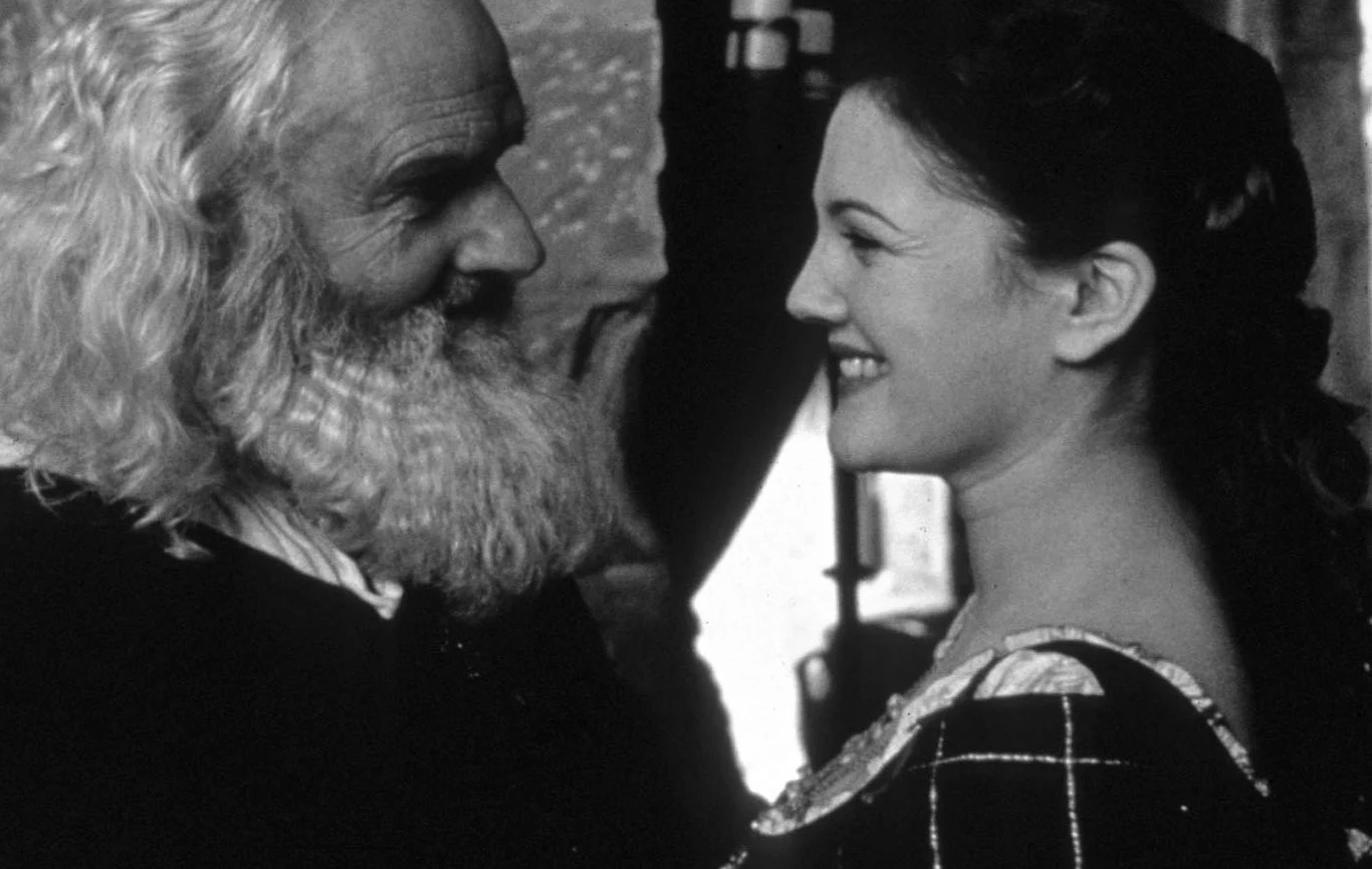 Patrick Godfrey i Drew Barrymore. Kadr z filmu "Długo i szczęśliwie"