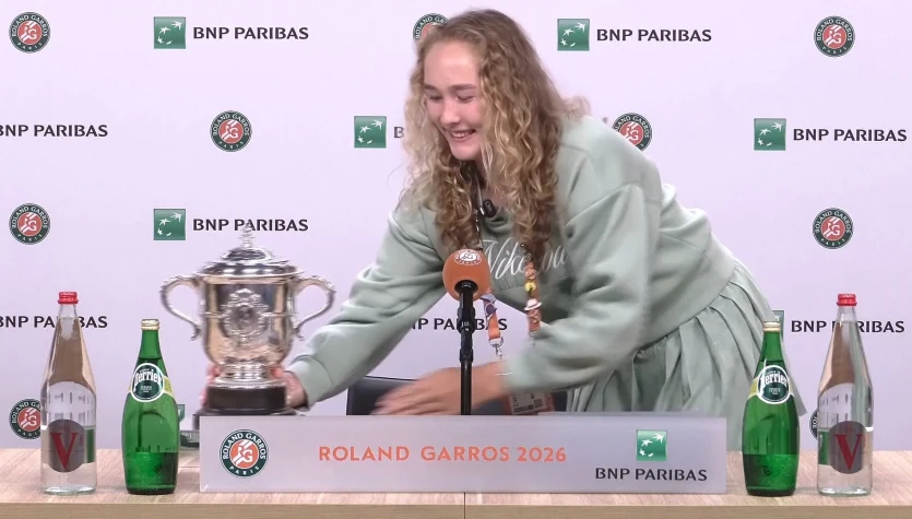 Mirra Andriejewa po wygranym finale Roland Garros z Mają Chwalińską.