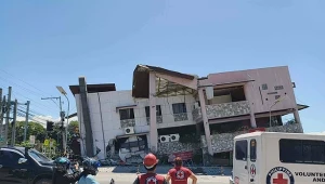 Pracownicy Filipińskiego Czerwonego Krzyża oceniają stan uszkodzonego budynku po trzęsieniu ziemi na Mindanao