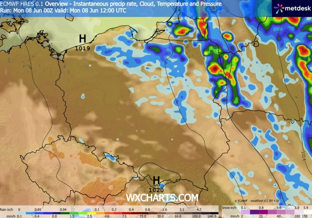 Mapa meteorologiczna Polski z rozkładem opadów, zachmurzenia i układem ciśnienia; południowa część kraju pod wpływem wyżu 1020 hPa z przewagą bezchmurnej pogody, natomiast na północnym wschodzie intensywne opady i silne zachmurzenie.