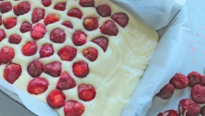 W 15 minut zrobisz boskie ciasto z truskawkami. Delikatne jak puch
