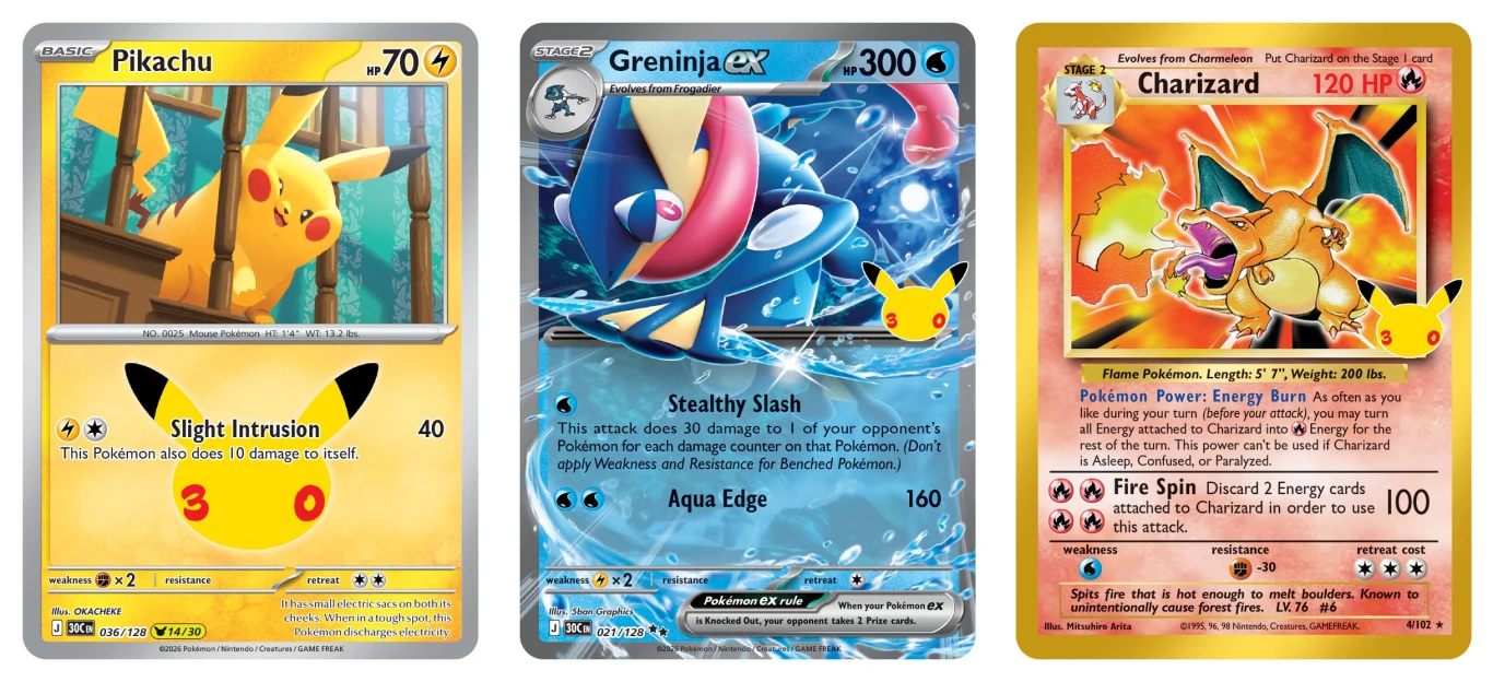 Trzy karty do gry Pokémon przedstawiające Pikachu w żółtej ramce z umieszczonym w salonie, Greninję GX z dynamicznym tłem wodnym oraz Charizarda z uniesionymi skrzydłami na tle płomieni.