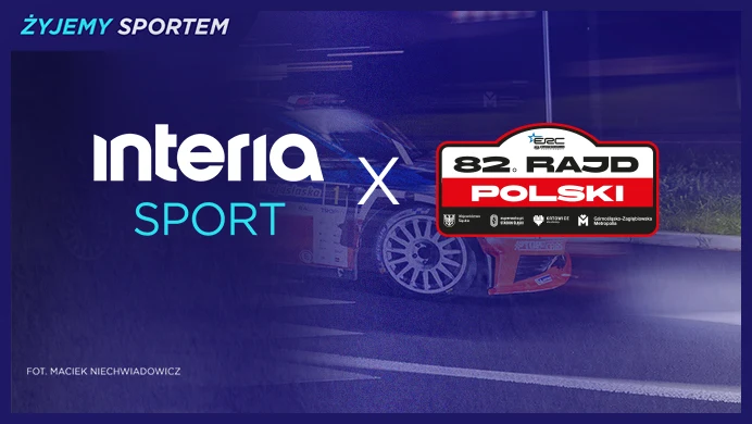 Logotyp Interia Sport oraz oznaczenie 82. Rajdu Polski na tle samochodu rajdowego w ruchu, z wyeksponowaną przednią częścią auta i dynamicznym efektem świetlnym.