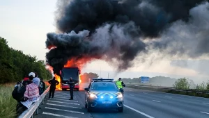 Autokar stanął w płomieniach na autostradzie na północy Francji