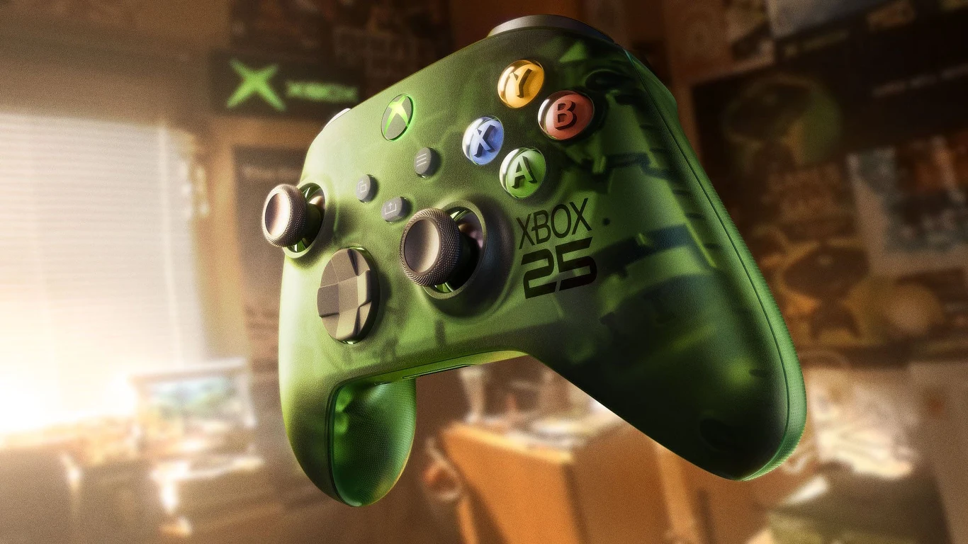 przezroczysty zielony kontroler Xbox z napisem 'Xbox 25', stylizowany na edycję jubileuszową, unosi się w słabo oświetlonym pokoju gracza