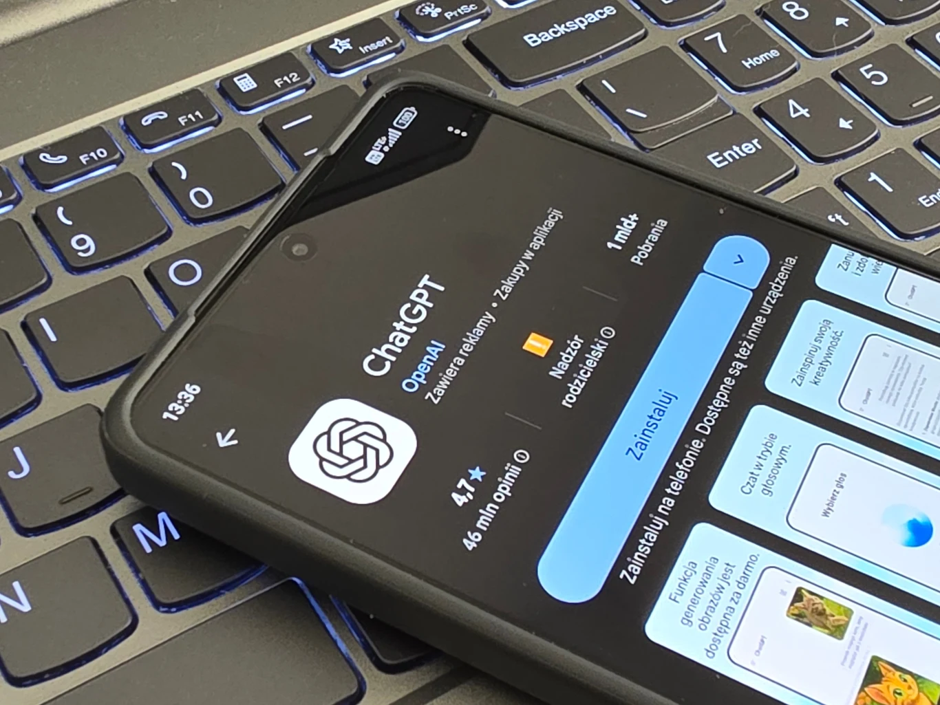 ChatGPT otrzyma wyczekiwaną funkcję. Czym jest sejf na rozmowy? Smartfon z aplikacją ChatGPT w Google Play leży na podświetlanej klawiaturze laptopa.