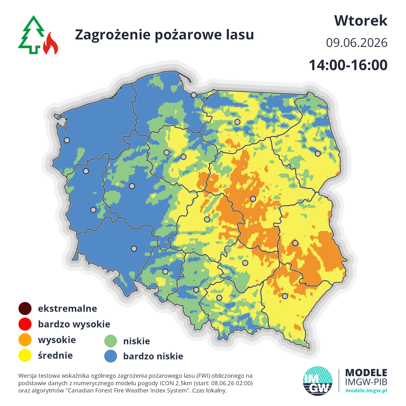 Mapa Polski pokazująca poziomy zagrożenia pożarowego lasu z wyraźnym podziałem na różne strefy: zachodnia część kraju objęta zagrożeniem niskim i bardzo niskim, środkowa – średnim i wysokim, a wschodnia i południowo-wschodnia – bardzo wysokim i miejsca...