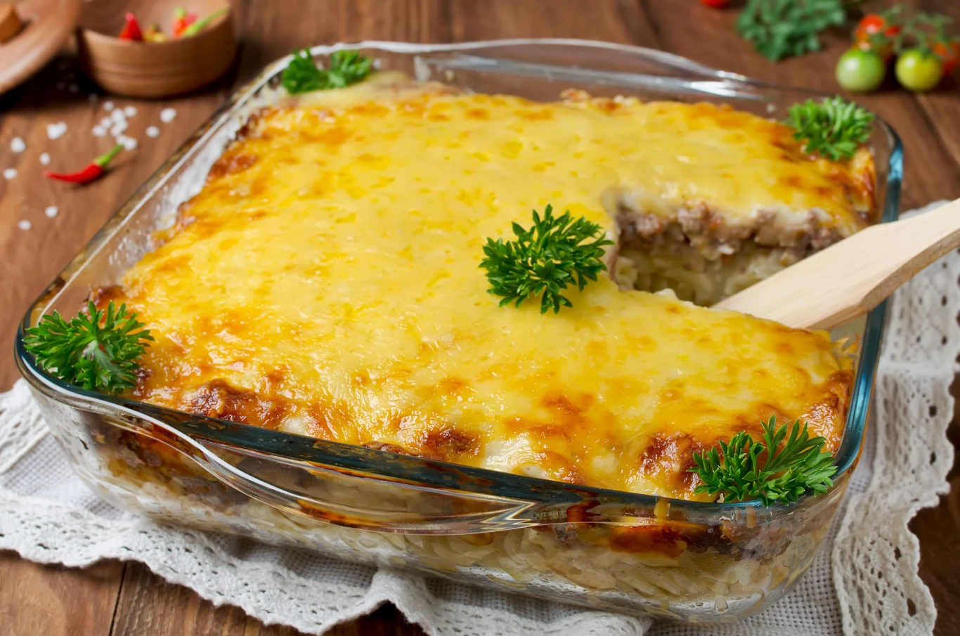 Przygotuj zapiekankę z kapustą i mięsem mielonym i patrz jak znika z talerzy Zapiekanka z mięsem mielonym, kapustą i serem w szklanym naczyniu, udekorowana natką pietruszki