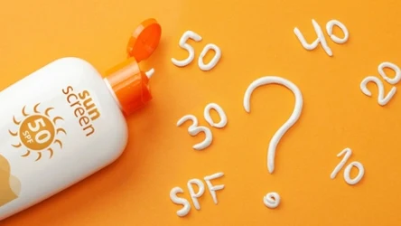 Przed wakacjami Super-Pharm przecenia kremy SPF 50. Niektóre kosztują mniej niż 30 zł