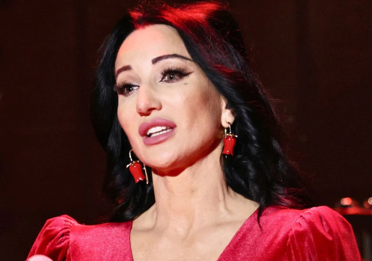 Justyna Steczkowska Justyna Steczkowska w czerwonej sukni i z czerwonymi kolczykami. Ma poważny, poruszony wyraz twarzy