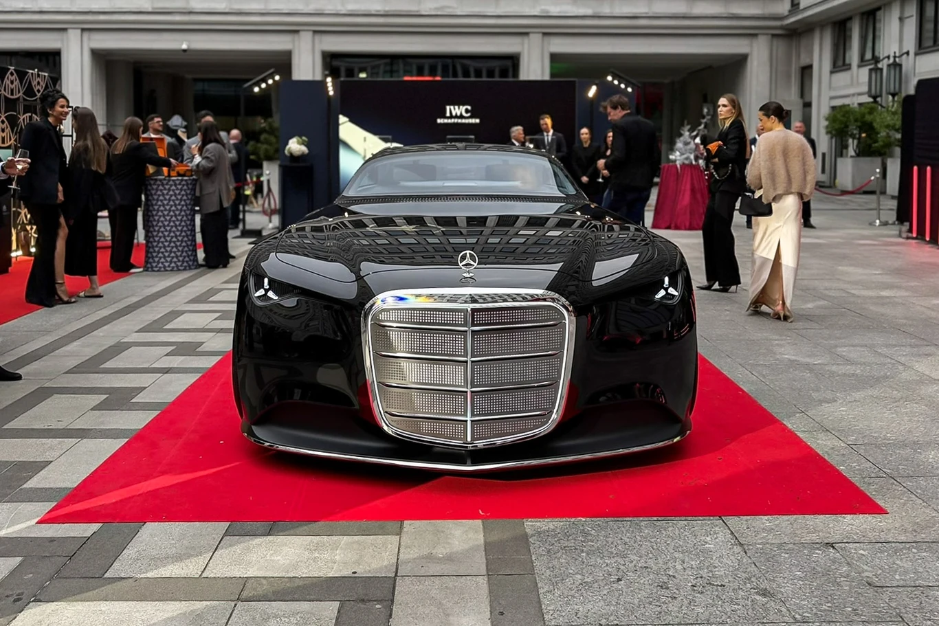 Maybach Atelier wystartowało w Warszawie. To drugie takie miejsce na świecie po Szanghaju. W dniu premiery pojawił się tam tajemniczy "samochód Batmana". Czarny Mercedes Vision Iconic na czerwonym dywanie podczas otwarcia Maybach Atelier w Warszawie.