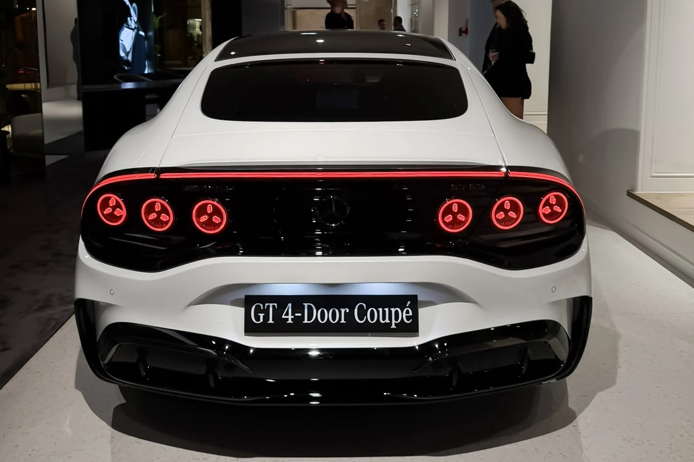 Mercedes-AMG GT 4-door Coupe przyjechał do Warszawy prosto z premiery w Los Angeles. Białe sportowe auto GT 4-Door Coupé z charakterystycznymi, podwójnymi okrągłymi światłami tylnymi oraz wyrazistym czarnym dyfuzorem.