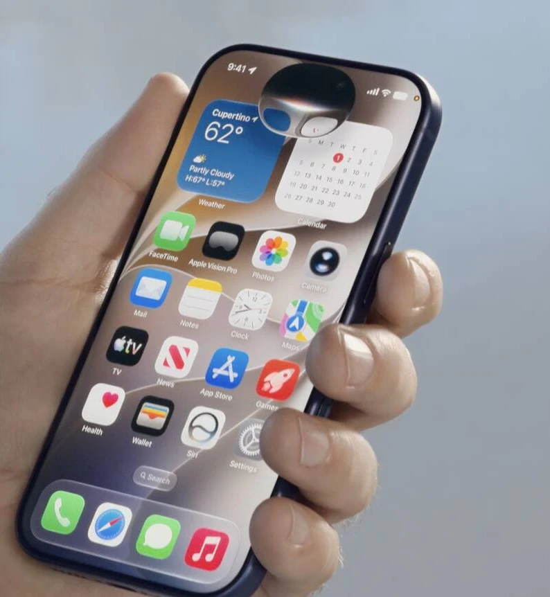 Nowa Siri AI. Smartfon z dużym wyświetlaczem trzymany w prawej dłoni, ekran prezentujący aktualną pogodę, kalendarz oraz zestaw kolorowych ikon aplikacji systemu iOS.