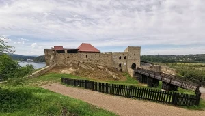 Ten zamek nad jeziorem przyciąga turystów. Leży raptem 40 minut od Krakowa