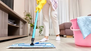 Wlewam 2 łyżki do wiadra. Podłoga błyszczy i nie ma ani jednej smugi 