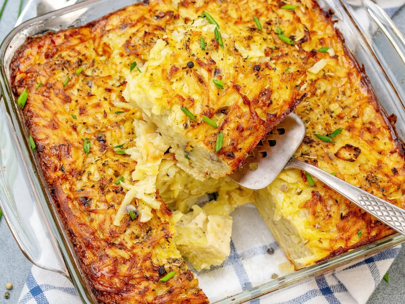 Syci i zachwyca aromatem. Najlepsza zapiekanka ziemniaczana pochodzi z Warmii. Kugiel warmiński – zapiekanka ziemniaczana z mięsem, kapustą i grzybami, podana na półmisku.