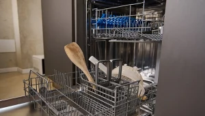 Nigdy nie myj tego w zmywarce. Łyżeczka sody i woda załatwią sprawę