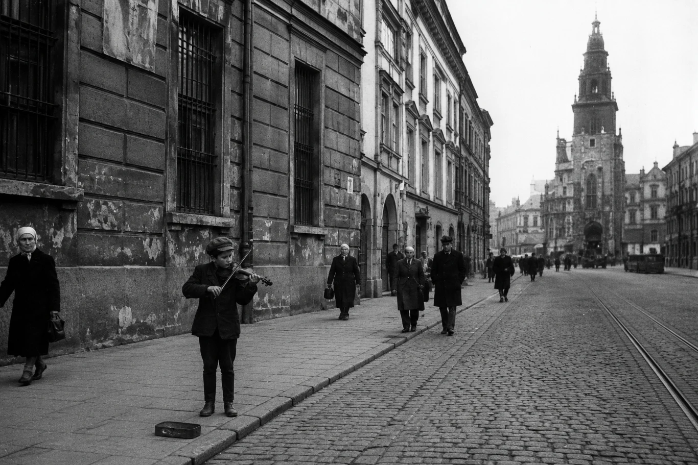 Zdjęcie chłopca na ulicy Krakowa wygenerowane przy pomocy AI Chłopiec grający na skrzypcach przy murze kamienicy, otoczony przez przechodniów na brukowanej ulicy, w tle widoczna wysoka wieża kościelna.